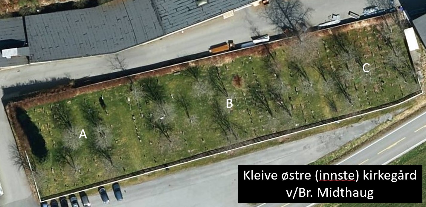 Kleive Østre kirkegård sett oven i fra med felt. Foto.