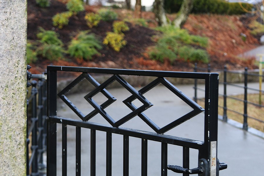 Åpen port på gravplass. Foto.