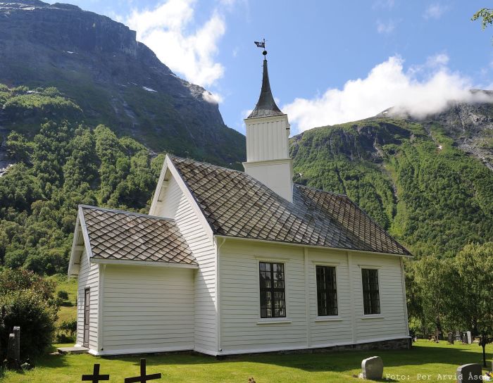 Eikesdal kyrkje. Foto.