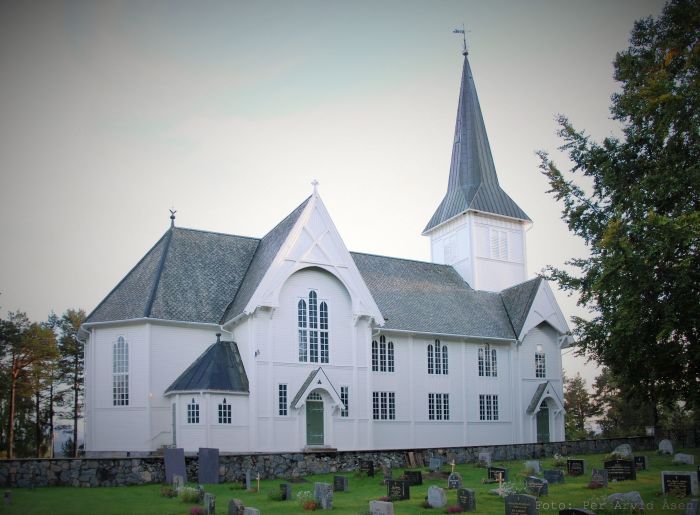 Røbekk kirke. Foto.
