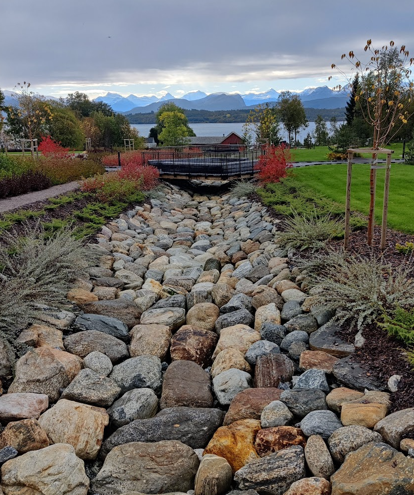 Bekkeløp og gangbro