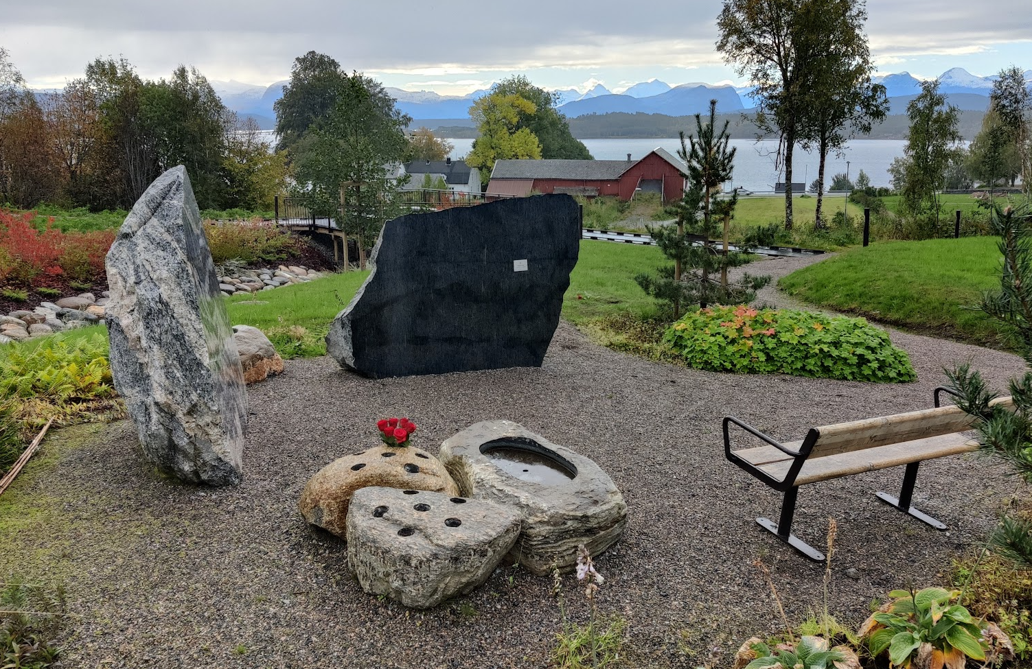 Bildet viser navnet minnelund på Røbekk gravlund